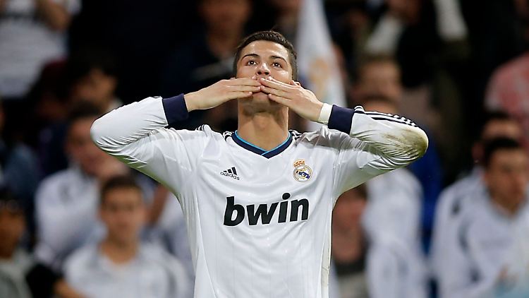 Doppelschütze Cristiano Ronaldo verteilt Luft-Küsschen an die Fans.