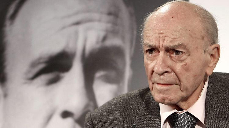 Di Stéfano vor einem Foto aus alten Tagen - heiraten hält den 86-Jährigen jung.