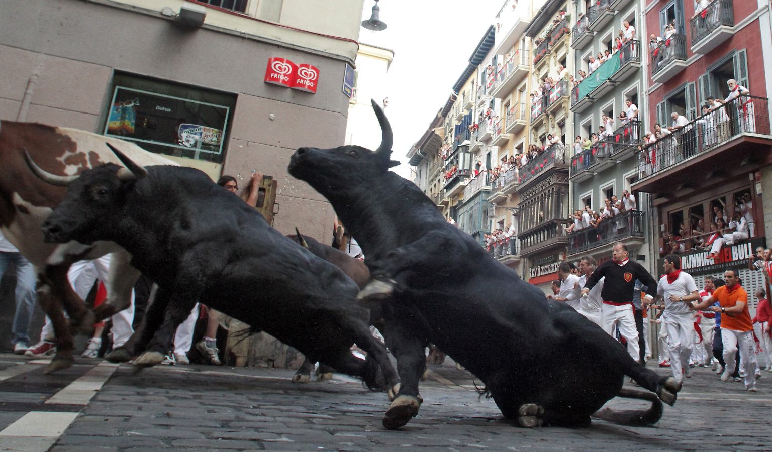 Vier Läufer sind am letzten Tag des gefährlichen Spektakels von Bullen aufgespießt worden. Ein blutiges Ende der Tradition im spanischen Pamplona.