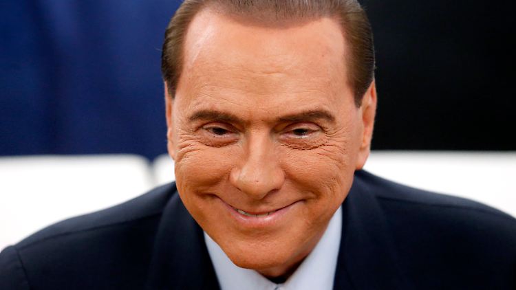 Silvio Berlusconi ist zwar kein Minister, hat die Regierung aber doch in der Hand.