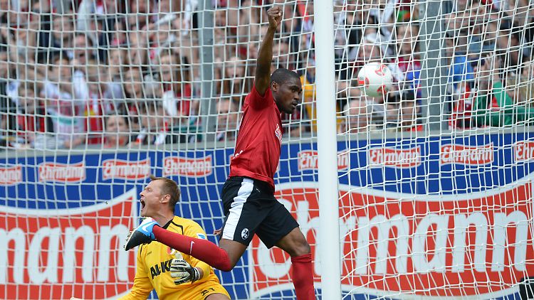 Freud und Leid liegen im Fußball eng beieinander: Hier bejubelt Cedrick Makiadi seinen Führungstreffer.