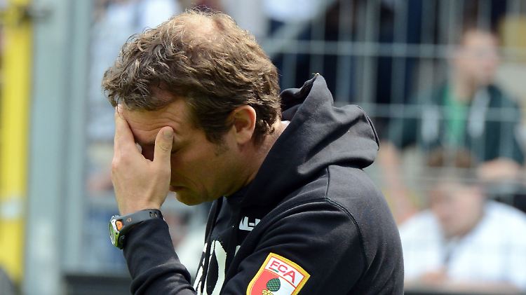 Augsburgs Trainer Markus Weinzierl verzweifelt: Nach der Niederlage stecken die Schwaben weiter tief im Abstiegskampf.