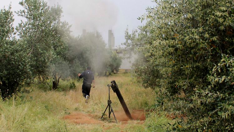 Ein Rebell feuert bei Daraa eine Granate ab.