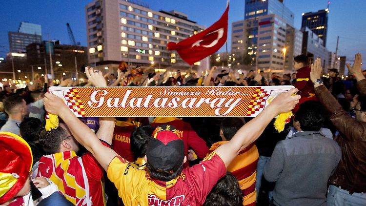 Jubel in ganz Europa: Hier feiern Galatasarayfans in Rotterdam.