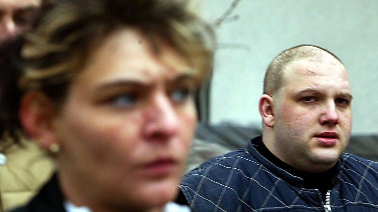 Auch für Peggys Mutter (l.) dürfte die Verurteilung des geistig zurückgebliebenen Ulvi K. (r.) keine Genugtuung und keinen Trost gebracht haben. An der Schuld des Nachbarn blieben immer Zweifel.