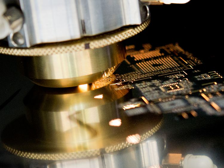 Ein Hochpräzisionslaser des Laser-Maschinenbauers LPKF schneidet hochfeine Metallstrukturen.