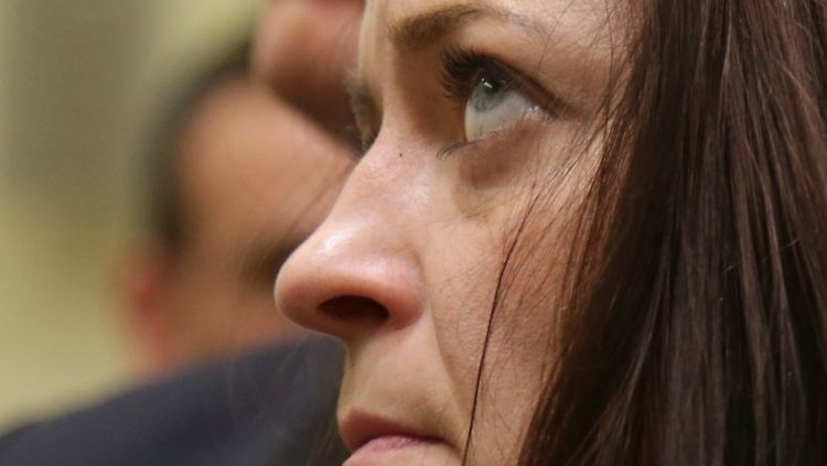Vor allem die Angehörigen der Opfer wollen der Frau ins Gesicht schauen, die sie für eine Haupttäterin halten.