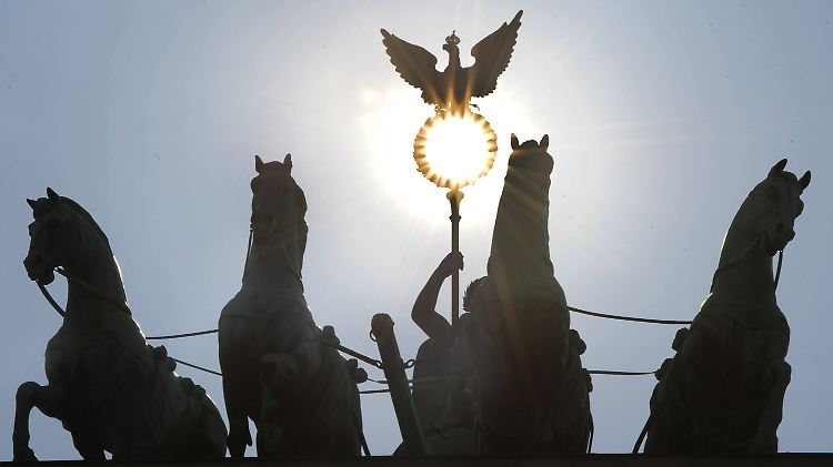 In der Bundeshauptstadt scheint die Sonne erbarmungslos auf das Brandenburger Tor mit der Quadriga.