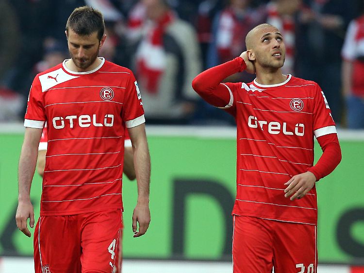 Seit dem 22. Spieltag warten die Düsseldorfer Stelios Malezas (l.) und Dani Schahin schon auf einen Sieg.