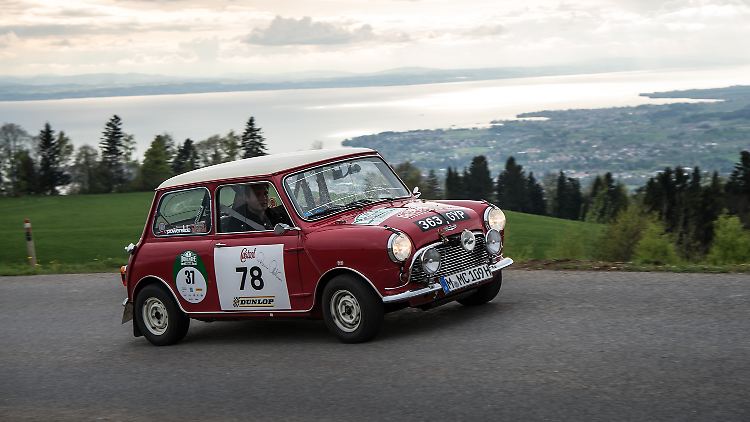 Wie ein Dampfbügeleisen zieht der Mini Cooper S seine Bahn auf den Alpenstraßen.