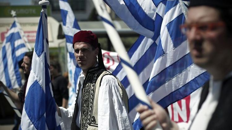 Städtische Angestellte in folkloristischer Kleidung demonstrieren Ende April vor dem Parlament in Athen.
