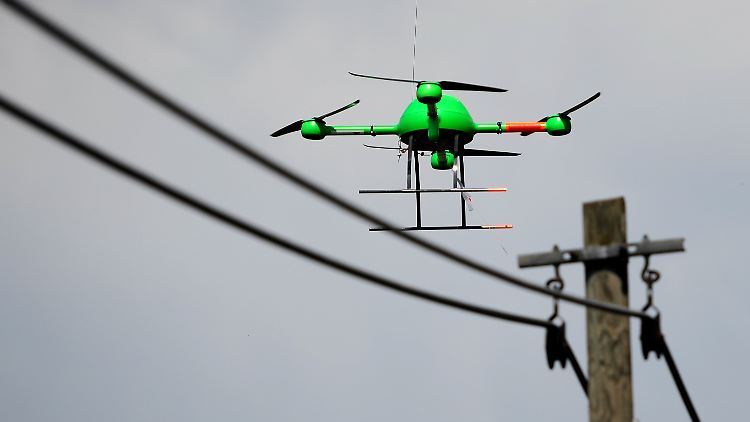 Mini-Hubschrauber besprühen die Oberlandkabel der Telekom.