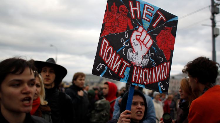 "Nein zu politischer Gewalt" steht auf dem Schild einer Demonstrantin.
