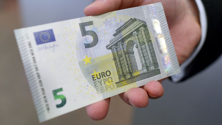 Haltbarer soll er sein, der neue Fünfer - und weniger leicht zu fälschen.