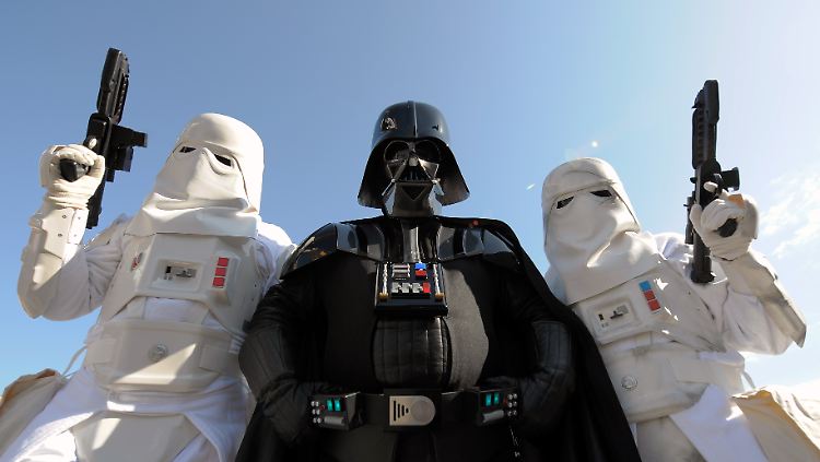 Mitglieder des Kostüm-Clubs German Garrison, kostümiert wie Filmcharaktere aus "Star Wars", als Imperiale Sturmtruppen (weiß) und als Darth Vader (M). (Archivbild)
