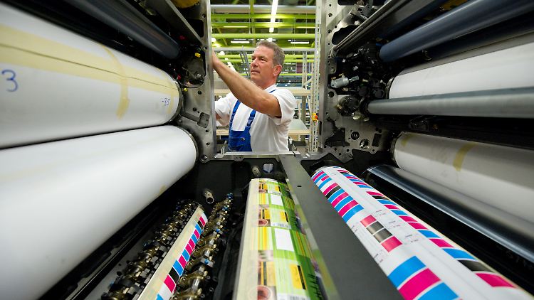 Ein Heideldruck-Mitarbeiter montiert im Wieslocher Werk ein Druckwerk des Typs Speedmaster SM 74.
