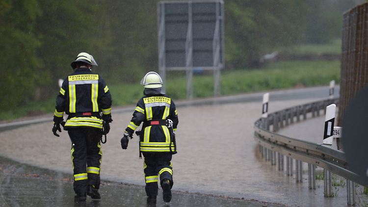 An vielen Orten Deutschlands legten übergetretene Flüsse den Verkehr lahm.