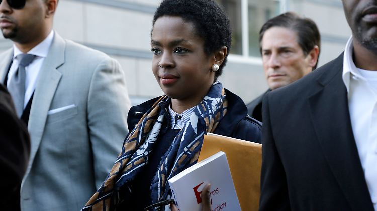 Sängerin Lauryn Hill verlässt nach dem Urteil das Gerichtsgebäude in Newark.