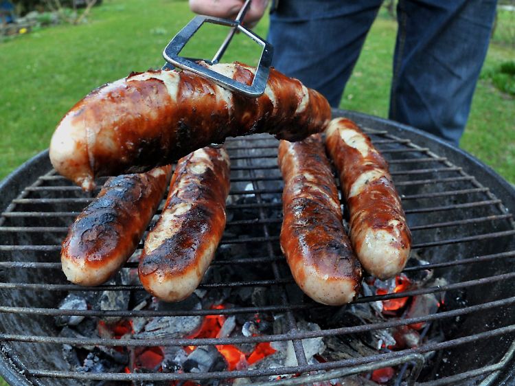 Wenn Gegrilltes nur noch verkohlt schmeckt, sollte man es lieber nicht essen.