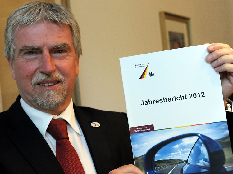 Eckhard Zinke, Präsident des Kraftfahrt-Bundesamtes, zeigt in Flensburg den Jahresbericht für 2012.