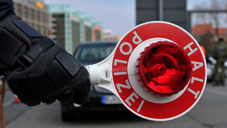 Ein Polizist holt bei einer Sonderkontrolle einen PKW aus dem Verkehr. Das Thema Alkohol und Drogen am Steuer gehört zu den Schwerpunkten des Jahresberichtes des Kraftfahrt-Bundesamtes.