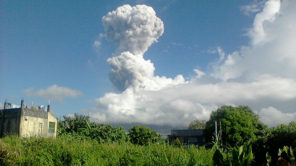 Die Aschewolke des Mayon schiebt sich in den blauen Himmel der philippinischen Provinz Albay. 