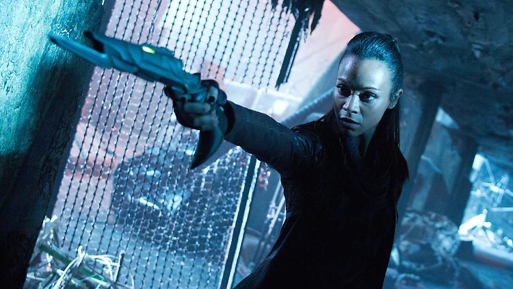 Lieutenant Uhura (Zoë Saldana) schießt scharf. 