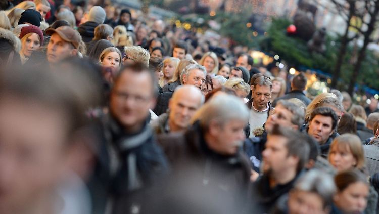 Knapp 300.000 Menschen sind 2011 nach Deutschland eingewandert.