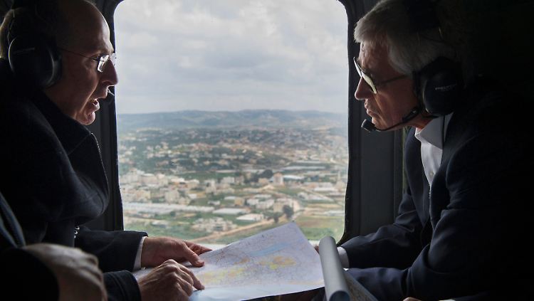 US-Verteidigungsminister Hagel (r.) deutete schon in der vergangenen Woche an, dass sich die USA bei Waffenlieferungen bewegen könnten. Sein israelischer Kollege Yaalon lässt längst auf Syrien feuern.