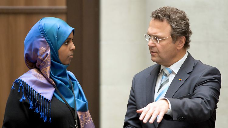 Die Harmonie trügt: Friedrich hatte bislang keine glückliche Hand mit der Islamkonferenz.