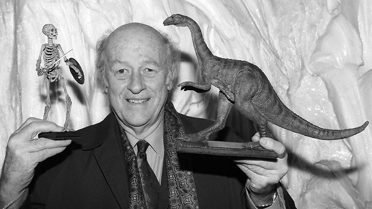 Harryhausen 1993 mit zwei seiner berühmten Schöpfungen.