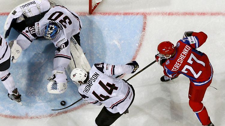 Der Puck war heiß umkämpft zwischen Russland (in rot) und den USA.