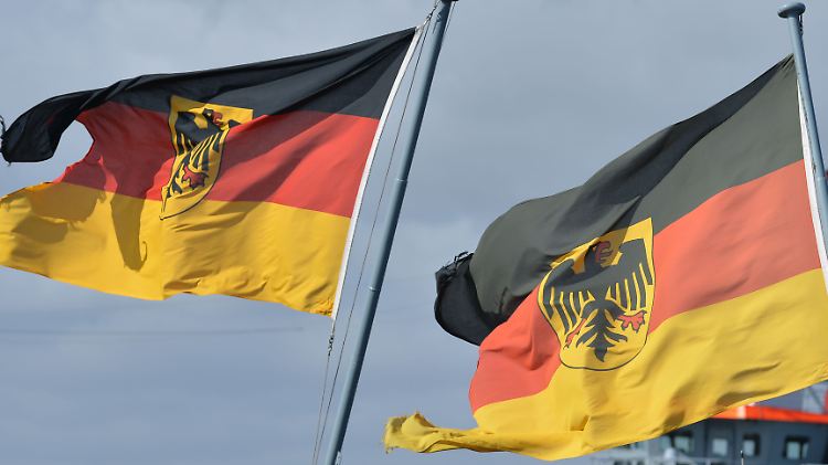 Flaggen auf der Fregatte "Karlsruhe" im Marinestützpunkt Wilhelmshaven.