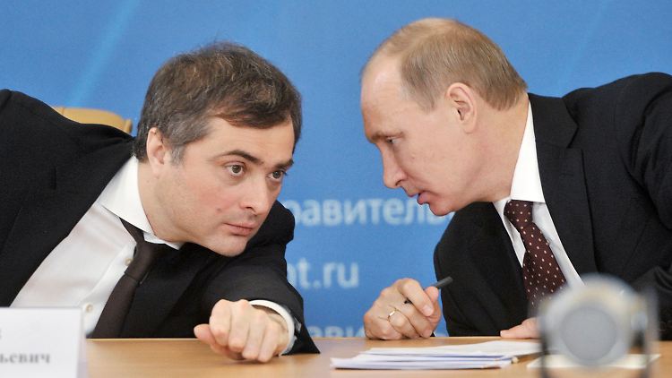 Ein Bild aus besseren Tagen: Surkow (l.) im vertrauten Gespräch mit Putin.