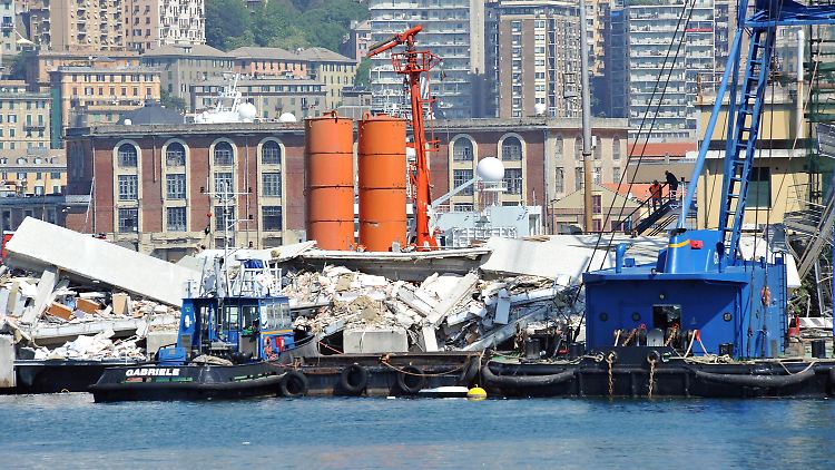 Vom Kontrollturm im Hafen von Genua blieben nur Trümmer übrig.