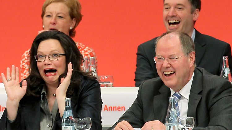 Warten auf das, was kommen mag: Generalsekretärin Nahles und Kanzlerkandidat Steinbrück nehmen es mit Galgenhumor.