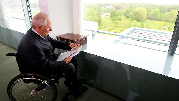 Vor der Kabinettssitzung: Schäuble studiert eine Akte.