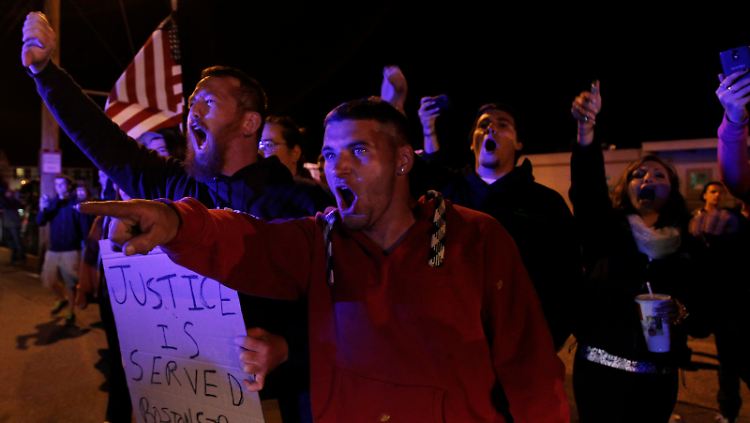 Amerikaner protestieren gegen eine etwaige Beerdigung des Attentäters in North Attleborough.