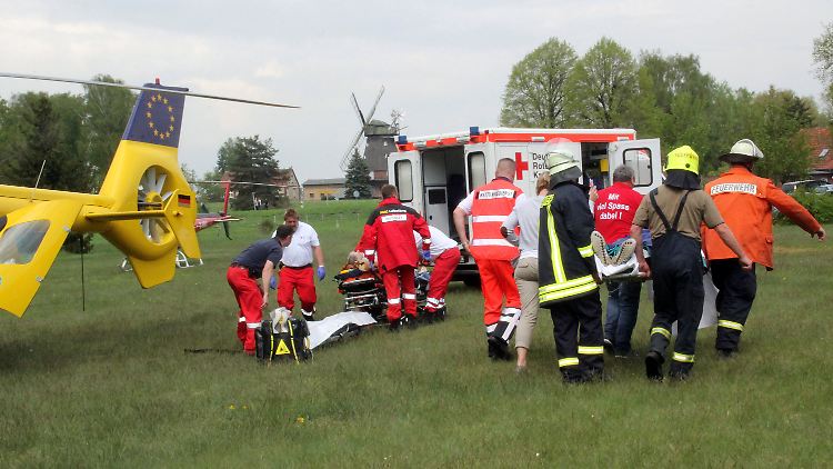 Vier Hubschrauber, drei Rettungswagen und zwei Notarztwagen kamen in Dabel zum Einsatz.