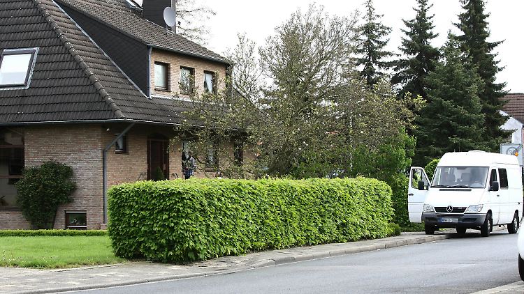 Ein Fahrzeug der Spurensicherung der Polizei steht vor einem der Häuser in Langerwehe.
