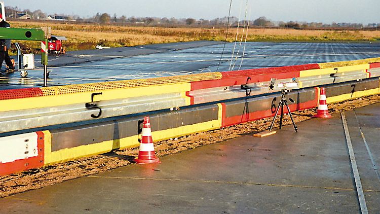 Testaufbau: Der Unterfahrschutz und ein weicher Oberzug sollen mehr Schutz vor schweren Verletzungen bringen.