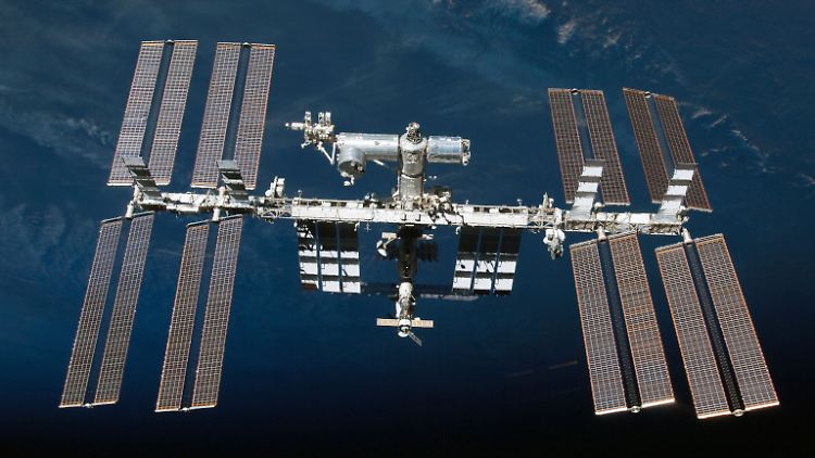 Die ISS hat ein Loch.