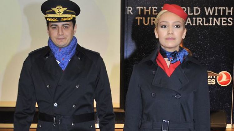 Stewardessen der Turkish Airlines - hier bei der Präsentation neuer Uniformen - dürfen sich schminken wie zuvor.