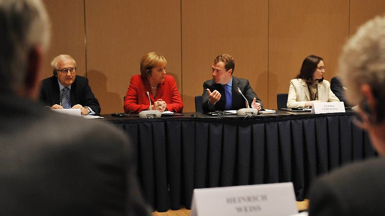 Vor allem ging es um Wirtschaft: Merkel mit Medwedew und Wirtschaftsminister Brüderle (links).