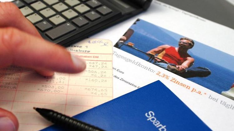 Was rechnet sich? Tagesgeld ist eine sinnvolle Alternative zum Sparbuch. Hohe Renditen dürfen Sparer aber nicht erwarten. Foto: Jens Schierenbeck