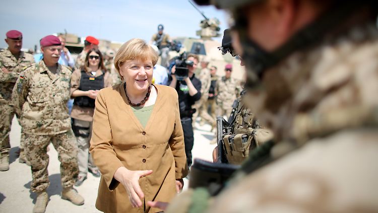 Landung in Kundus: Merkel informiert sich bei der Truppe in Afghanistan.