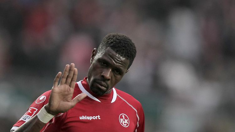 Siegesgewiss zieht Mohamadou Idrissou in die Partie gegen Regensburg.