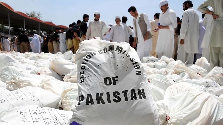 Pakistan bereitet sich auf die Wahlen vor. An fast 70.000 Stellen sollen die Menschen ihre Stimme abgeben können.