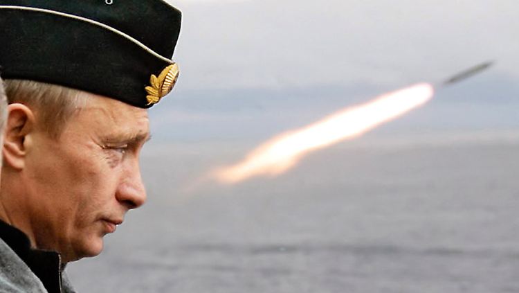 Präsident Putin zeigt sich nicht nur gern mit Waffen russischer Bauart, er verdient auch gern Geld damit.