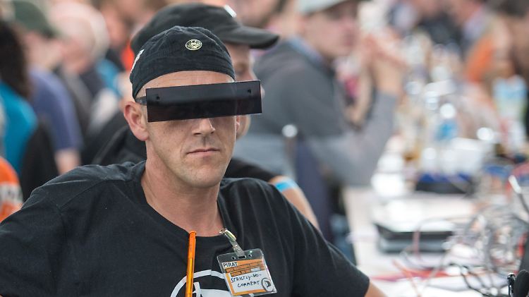Ein Balken vor den Augen sichert diesem Piraten die Anonymität. Ob er sich für die Querelen in seiner Partei schämt?